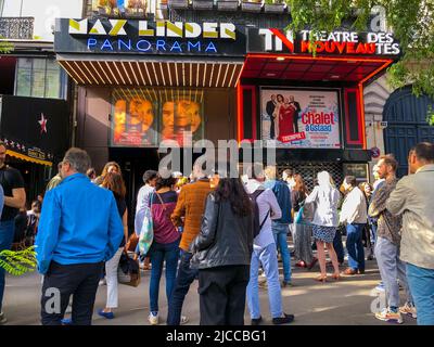 Paris, France, Cinéma français, Panorama Max Linder, Cinéma, grande foule de gens par derrière, debout sur la rue, devant Banque D'Images