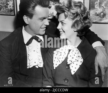 ROBERT WAGNER et NATALIE BOIS portrait franc vers 1957 publicité pour le renard du XXe siècle Banque D'Images