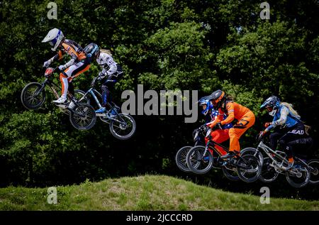 2022-06-12 12:02:24 PAPENDAL - Laura Smulders (3) et Judy Baauw (2) en action pendant la quatrième coupe du monde de BMX. ANP ROBIN VAN LONKHUIJSEN pays-bas sortie - belgique sortie Banque D'Images