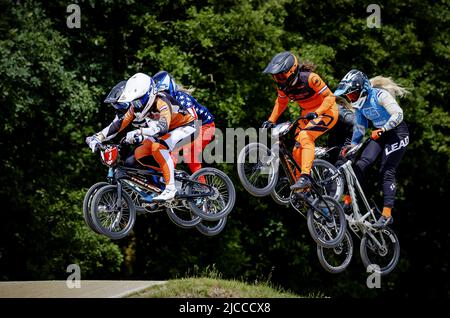 2022-06-12 12:02:22 PAPENDAL - Laura Smulders (3) et Judy Baauw (2) en action pendant la quatrième coupe du monde de BMX. ANP ROBIN VAN LONKHUIJSEN pays-bas sortie - belgique sortie Banque D'Images