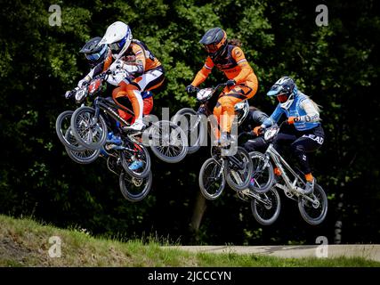 2022-06-12 12:02:22 PAPENDAL - Laura Smulders (3) et Judy Baauw (2) en action pendant la quatrième coupe du monde de BMX. ANP ROBIN VAN LONKHUIJSEN pays-bas sortie - belgique sortie Banque D'Images