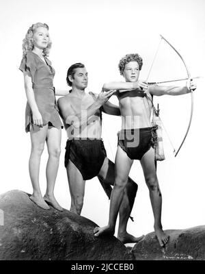 JOHNNY SHEFFIELD, JOHNNY WEISSMULLER ET BRENDA JOYCE À TARZAN ET THE LEOPARD WOMAN (1946), RÉALISÉ PAR KURT NEUMANN. Crédit : RKO / Album Banque D'Images