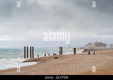 Brighton front de mer en direction de l'ouest vers Hove par une journée nuageux, Brighton et Hove, East Sussex, Angleterre, Royaume-Uni