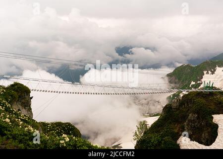 Pont de corde dans les montagnes de Sotchi sur fond de nuages à Rosa Khutor, Russie. Banque D'Images