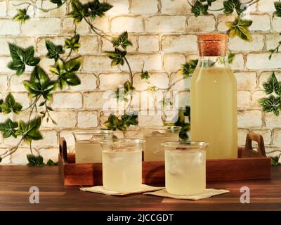 Socata est une boisson roumaines traditionnelle à faible teneur en alcool, à base de fleurs de sureau, d'eau, de citrons, de sucre ou de miel. Il est semblable à sureau co Banque D'Images