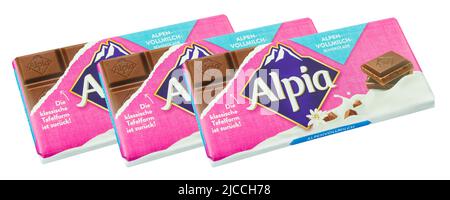 Hambourg, Allemagne - 28 mai 2022: Alpia Schokolade Vollmilch allemand isolé sur fond blanc Banque D'Images