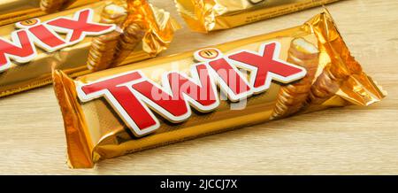 Hambourg, Allemagne - 12 juin 2022 : 5 barres de chocolat Twix sur fond de bois Banque D'Images