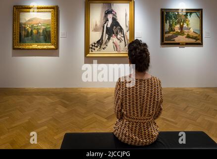 La conservatrice Helen Scott admire un portrait de femme peint par l'artiste écossaise Frances Cadell, exposition du City Art Centre, Édimbourg, Écosse, Royaume-Uni Banque D'Images