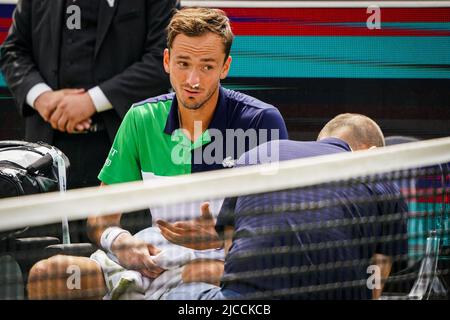 'S-HERTOGENB.S., PAYS-BAS - JUIN 12 : Daniil Medvedev de Russie reçoit un traitement médical lors du match final entre Daniil Medvedev de Russie et Tim van Rijthoven des pays-Bas à l'Autotron sur 12 juin 2022 à 's-Hertogenbosch, pays-Bas (photo de Joris Verwijst/BSR Agency) crédit : BSR Agency/Alay Live News Banque D'Images