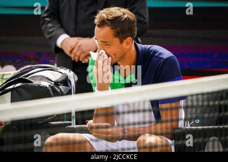 'S-HERTOGENB.S., PAYS-BAS - JUIN 12 : Daniil Medvedev de Russie reçoit un traitement médical lors du match final entre Daniil Medvedev de Russie et Tim van Rijthoven des pays-Bas à l'Autotron sur 12 juin 2022 à 's-Hertogenbosch, pays-Bas (photo de Joris Verwijst/BSR Agency) crédit : BSR Agency/Alay Live News Banque D'Images