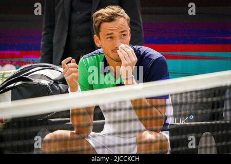 'S-HERTOGENB.S., PAYS-BAS - JUIN 12 : Daniil Medvedev de Russie reçoit un traitement médical lors du match final entre Daniil Medvedev de Russie et Tim van Rijthoven des pays-Bas à l'Autotron sur 12 juin 2022 à 's-Hertogenbosch, pays-Bas (photo de Joris Verwijst/BSR Agency) crédit : BSR Agency/Alay Live News Banque D'Images