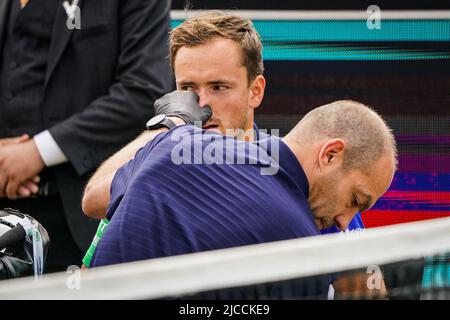 'S-HERTOGENB.S., PAYS-BAS - JUIN 12 : Daniil Medvedev de Russie reçoit un traitement médical lors du match final entre Daniil Medvedev de Russie et Tim van Rijthoven des pays-Bas à l'Autotron sur 12 juin 2022 à 's-Hertogenbosch, pays-Bas (photo de Joris Verwijst/BSR Agency) crédit : BSR Agency/Alay Live News Banque D'Images