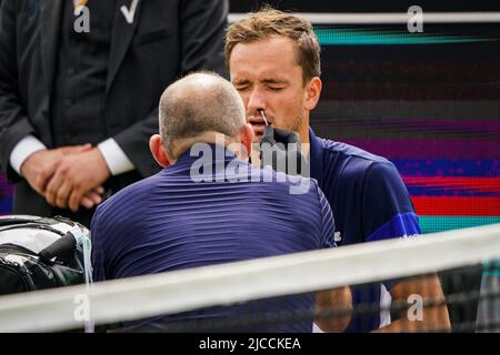 'S-HERTOGENB.S., PAYS-BAS - JUIN 12 : Daniil Medvedev de Russie reçoit un traitement médical lors du match final entre Daniil Medvedev de Russie et Tim van Rijthoven des pays-Bas à l'Autotron sur 12 juin 2022 à 's-Hertogenbosch, pays-Bas (photo de Joris Verwijst/BSR Agency) crédit : BSR Agency/Alay Live News Banque D'Images