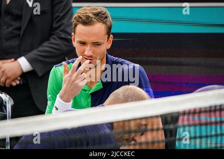 'S-HERTOGENB.S., PAYS-BAS - JUIN 12 : Daniil Medvedev de Russie reçoit un traitement médical lors du match final entre Daniil Medvedev de Russie et Tim van Rijthoven des pays-Bas à l'Autotron sur 12 juin 2022 à 's-Hertogenbosch, pays-Bas (photo de Joris Verwijst/BSR Agency) crédit : BSR Agency/Alay Live News Banque D'Images
