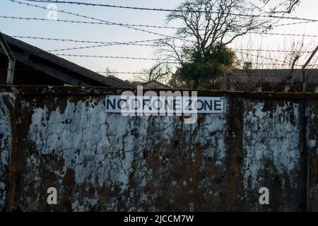 PAS de PANNEAU DE SIGNALISATION DE ZONE DE DRONE à l'extérieur d'un local militaire. Dehradun Uttarakhand Inde. Banque D'Images