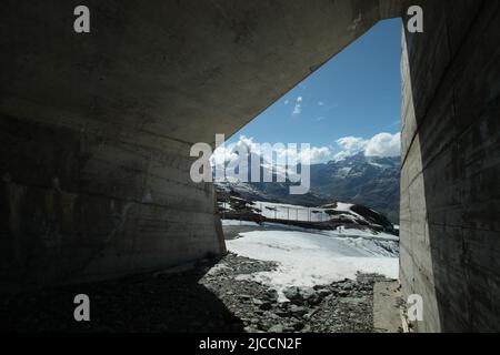 Vue sur le Cervin depuis un pont ferroviaire Banque D'Images