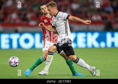 BUDAPEST, HONGRIE - JUIN 11 : Joshua Kimmich, d'Allemagne, contrôle le ballon lors de la Ligue des Nations de l'UEFA Un match du Groupe 3 entre la Hongrie et l'Allemagne à l'arène de Puskas sur 11 juin 2022 à Budapest, Hongrie. Banque D'Images