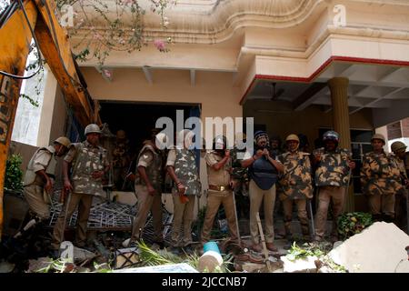 Prayagraj, Inde. 12th juin 2022. Bulldozer utilisé par l'administration de l'autorité de développement de Prayagraj pour démolir la résidence illégalement construite du conspirateur principal de protestation violente et de peler de pierre dimanche à Prayagraj, Inde. Des manifestations ont éclaté dans plusieurs parties du pays vendredi (10 juin 2022) contre le porte-parole du Parti Bharatiya Janata, qui a suspendu les commentaires désobligeants de Nupur Sharma sur le prophète Mahomet. Les manifestations dans le Prayagraj de l'Uttar Pradesh et dans d'autres États sont devenus violentes où la police a dû recourir à des actes de lathi-charge. Credit: Anil Shakya / Alamy Live News Banque D'Images