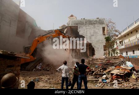 Prayagraj, Inde. 12th juin 2022. Bulldozer utilisé par l'administration de l'autorité de développement de Prayagraj pour démolir la résidence illégalement construite du conspirateur principal de protestation violente et de peler de pierre dimanche à Prayagraj, Inde. Des manifestations ont éclaté dans plusieurs parties du pays vendredi (10 juin 2022) contre le porte-parole du Parti Bharatiya Janata, qui a suspendu les commentaires désobligeants de Nupur Sharma sur le prophète Mahomet. Les manifestations dans le Prayagraj de l'Uttar Pradesh et dans d'autres États sont devenus violentes où la police a dû recourir à des actes de lathi-charge. Credit: Anil Shakya / Alamy Live News Banque D'Images