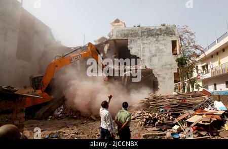 Prayagraj, Inde. 12th juin 2022. Bulldozer utilisé par l'administration de l'autorité de développement de Prayagraj pour démolir la résidence illégalement construite du conspirateur principal de protestation violente et de peler de pierre dimanche à Prayagraj, Inde. Des manifestations ont éclaté dans plusieurs parties du pays vendredi (10 juin 2022) contre le porte-parole du Parti Bharatiya Janata, qui a suspendu les commentaires désobligeants de Nupur Sharma sur le prophète Mahomet. Les manifestations dans le Prayagraj de l'Uttar Pradesh et dans d'autres États sont devenus violentes où la police a dû recourir à des actes de lathi-charge. Credit: Anil Shakya / Alamy Live News Banque D'Images