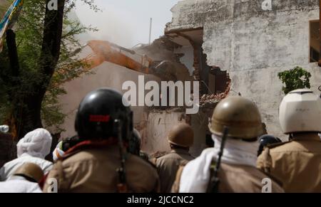 Prayagraj, Inde. 12th juin 2022. Bulldozer utilisé par l'administration de l'autorité de développement de Prayagraj pour démolir la résidence illégalement construite du conspirateur principal de protestation violente et de peler de pierre dimanche à Prayagraj, Inde. Des manifestations ont éclaté dans plusieurs parties du pays vendredi (10 juin 2022) contre le porte-parole du Parti Bharatiya Janata, qui a suspendu les commentaires désobligeants de Nupur Sharma sur le prophète Mahomet. Les manifestations dans le Prayagraj de l'Uttar Pradesh et dans d'autres États sont devenus violentes où la police a dû recourir à des actes de lathi-charge. Credit: Anil Shakya / Alamy Live News Banque D'Images