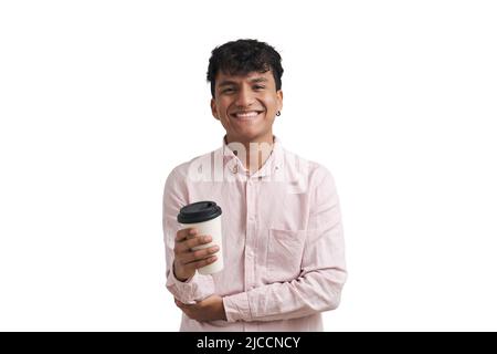 Un jeune péruvien sourit portant un support de chemise rose avec une tasse de café, isolé. Banque D'Images