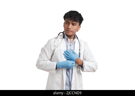 Jeune péruvien homme médecin portant des gants bleus, isolé. Banque D'Images
