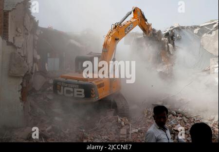 Prayagraj, Inde. 12th juin 2022. Bulldozer utilisé par l'administration de l'autorité de développement de Prayagraj pour démolir la résidence illégalement construite du conspirateur principal de protestation violente et de peler de pierre dimanche à Prayagraj, Inde. Des manifestations ont éclaté dans plusieurs parties du pays vendredi (10 juin 2022) contre le porte-parole du Parti Bharatiya Janata, qui a suspendu les commentaires désobligeants de Nupur Sharma sur le prophète Mahomet. Les manifestations dans le Prayagraj de l'Uttar Pradesh et dans d'autres États sont devenus violentes où la police a dû recourir à des actes de lathi-charge. Credit: Anil Shakya / Alamy Live News Banque D'Images