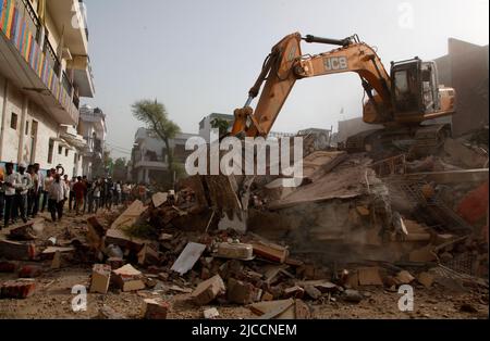 Prayagraj, Inde. 12th juin 2022. Bulldozer utilisé par l'administration de l'autorité de développement de Prayagraj pour démolir la résidence illégalement construite du conspirateur principal de protestation violente et de peler de pierre dimanche à Prayagraj, Inde. Des manifestations ont éclaté dans plusieurs parties du pays vendredi (10 juin 2022) contre le porte-parole du Parti Bharatiya Janata, qui a suspendu les commentaires désobligeants de Nupur Sharma sur le prophète Mahomet. Les manifestations dans le Prayagraj de l'Uttar Pradesh et dans d'autres États sont devenus violentes où la police a dû recourir à des actes de lathi-charge. Credit: Anil Shakya / Alamy Live News Banque D'Images