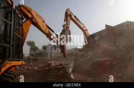 Prayagraj, Inde. 12th juin 2022. Bulldozer utilisé par l'administration de l'autorité de développement de Prayagraj pour démolir la résidence illégalement construite du conspirateur principal de protestation violente et de peler de pierre dimanche à Prayagraj, Inde. Des manifestations ont éclaté dans plusieurs parties du pays vendredi (10 juin 2022) contre le porte-parole du Parti Bharatiya Janata, qui a suspendu les commentaires désobligeants de Nupur Sharma sur le prophète Mahomet. Les manifestations dans le Prayagraj de l'Uttar Pradesh et dans d'autres États sont devenus violentes où la police a dû recourir à des actes de lathi-charge. Credit: Anil Shakya / Alamy Live News Banque D'Images