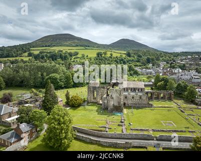 Vue aérienne de l'abbaye de Melrose en direction des collines d'Eildon, aux frontières écossaises. Banque D'Images