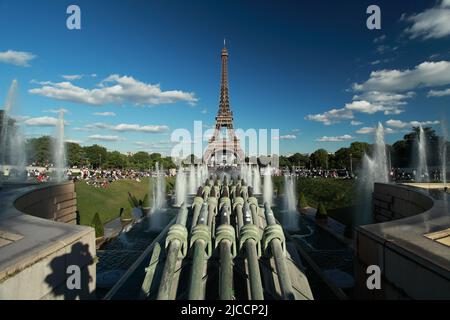 La Tour Eiffel vue du Trocadéro à Paris Banque D'Images