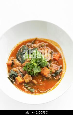 bouillabaisse traditionnel de poisson français rasé à marseille provence sur fond blanc Banque D'Images