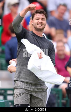 11th juin 2022; Nottingham tennis Centre, Nottingham, Angleterre: Rothesay Open Nottingham Lawn tennis Tournament; Jonny O'Mara fête la victoire de la finale des doubles pour hommes Banque D'Images