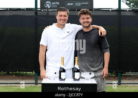 11th juin 2022; Nottingham tennis Centre, Nottingham, Angleterre: Rothesay Open Nottingham Lawn tennis Tournament; Jonny O'Mara et Ken Skupski sont photographiés avec le trophée final des doubles pour hommes Banque D'Images