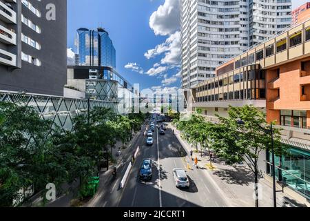 France, Paris, 2022-06-11. Vue sur le quartier de Beaugrenelle. Construit dans les années 70, c'est un important centre commercial et un quartier, un des rares Banque D'Images