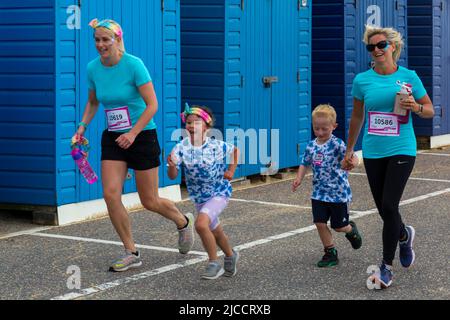 Bournemouth, Dorset, Royaume-Uni. 12th juin 2022. Des centaines de personnes participent à la course pour la vie à Bournemouth en 10k ou 5k. Cancer Research UK invite tout le monde à s'unir pour combattre le cancer dans une cause commune. Les participants peuvent participer à l'événement 10k ou 5k le long du front de mer de Bournemouth pour aider à recueillir des fonds pour la recherche sur la lutte contre le cancer. Crédit : Carolyn Jenkins/Alay Live News Banque D'Images