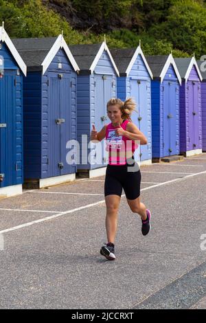 Bournemouth, Dorset, Royaume-Uni. 12th juin 2022. Des centaines de personnes participent à la course pour la vie à Bournemouth en 10k ou 5k. Cancer Research UK invite tout le monde à s'unir pour combattre le cancer dans une cause commune. Les participants peuvent participer à l'événement 10k ou 5k le long du front de mer de Bournemouth pour aider à recueillir des fonds pour la recherche sur la lutte contre le cancer. Crédit : Carolyn Jenkins/Alay Live News Banque D'Images