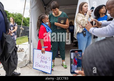 District de Columbia, États-Unis. 10th juin 2022. Le maire du district de Columbia, Muriel Bowser, parle de jeunes étudiants en coulisses lors du deuxième mars pour le rassemblement de notre vie sur 11 juin 2022 à Washington, DC. (Photo de Michael Nigro/Pacific Press) Credit: Pacific Press Media production Corp./Alay Live News Banque D'Images