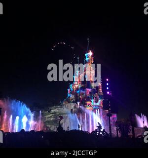 Disneyland Paris célèbre 30 ans de magie avec une lumière et des feux d'artifice incroyables, Disney Paris ouvre en 1992 Banque D'Images