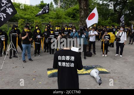 Tokyo, Japon. 12th juin 2022. Un organisateur vêtu d'un t-shirt « gratuit à Hong Kong » s'entretient avec les participants de la manifestation de trois ans des manifestations de 12 juin 2019 à Hong Kong. 12 juin 2022 marque le trois ans de la manifestation de 12 juin 2019 à Hong Kong. Elle a été déclenchée par le projet de loi d'amendement controversé sur les délinquants fugitifs, également connu sous le nom de projet de loi sur l'extradition. Plusieurs milliers de citoyens de Hong Kong ont manifesté contre le projet de loi et c'était le début des manifestations de Hong Kong (2019-2020). Crédit : SOPA Images Limited/Alamy Live News Banque D'Images