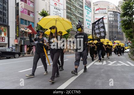 Tokyo, Japon. 12th juin 2022. Les manifestants vêtus de t-shirts « Free Hong Kong » tiennent des parasols jaunes pendant les trois ans de la manifestation de 12 juin 2019 Hong Kong. 12 juin 2022 marque le trois ans de la manifestation de 12 juin 2019 à Hong Kong. Elle a été déclenchée par le projet de loi d'amendement controversé sur les délinquants fugitifs, également connu sous le nom de projet de loi sur l'extradition. Plusieurs milliers de citoyens de Hong Kong ont manifesté contre le projet de loi et c'était le début des manifestations de Hong Kong (2019-2020). Crédit : SOPA Images Limited/Alamy Live News Banque D'Images
