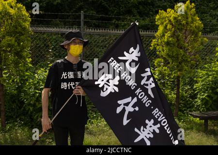 Tokyo, Japon. 12th juin 2022. Le démonstrateur détient un drapeau « Free Hong Kong » pendant les trois ans de la manifestation de 12 juin 2019 à Hong Kong. 12 juin 2022 marque le trois ans de la manifestation de 12 juin 2019 à Hong Kong. Elle a été déclenchée par le projet de loi d'amendement controversé sur les délinquants fugitifs, également connu sous le nom de projet de loi sur l'extradition. Plusieurs milliers de citoyens de Hong Kong ont manifesté contre le projet de loi et c'était le début des manifestations de Hong Kong (2019-2020). Crédit : SOPA Images Limited/Alamy Live News Banque D'Images