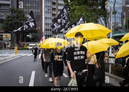 Tokyo, Japon. 12th juin 2022. Les manifestants vêtus de t-shirts « Free Hong Kong » tiennent des parasols jaunes pendant les trois ans de la manifestation de 12 juin 2019 Hong Kong. 12 juin 2022 marque le trois ans de la manifestation de 12 juin 2019 à Hong Kong. Elle a été déclenchée par le projet de loi d'amendement controversé sur les délinquants fugitifs, également connu sous le nom de projet de loi sur l'extradition. Plusieurs milliers de citoyens de Hong Kong ont manifesté contre le projet de loi et c'était le début des manifestations de Hong Kong (2019-2020). (Photo de Stanislav Kogiku/SOPA Images/Sipa USA) crédit: SIPA USA/Alay Live News Banque D'Images