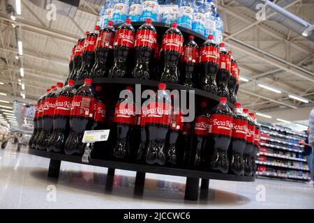Moscou, Russie. 10th juin 2022. Des stands avec une boisson de remplacement pour Coca-Cola sont vus dans une épicerie à Moscou. Après que Coca-Cola a annoncé qu'il interromlait ses activités en Russie, le nouveau produit a frappé les étagères dans les supermarchés de Moscou. Produit au Bélarus, “Bela-Kola” n’était auparavant disponible que dans certaines régions de Russie. Depuis février 2022, l'importation de la boisson gazeuse en Russie aurait augmenté de 50 pour cent. (Photo de Vlad Karkov/SOPA Images/Sipa USA) crédit: SIPA USA/Alay Live News Banque D'Images