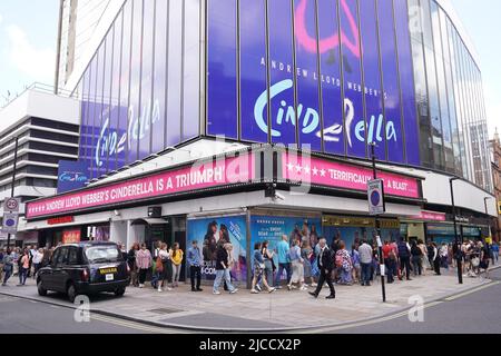 Des gens qui font la queue pour aller au Gillian Lynne Theatre à Drury Lane, Londres, pour voir la dernière représentation de Cendrillon. La production d'Andrew Lloyd Webber fermera moins d'un an après sa première. Date de la photo: Dimanche 12 juin 2022. Banque D'Images