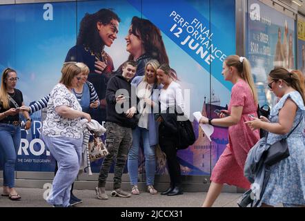 Des gens qui font la queue pour aller au Gillian Lynne Theatre à Drury Lane, Londres, pour voir la dernière représentation de Cendrillon. La production d'Andrew Lloyd Webber fermera moins d'un an après sa première. Date de la photo: Dimanche 12 juin 2022. Banque D'Images