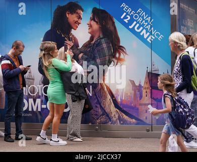 Des gens qui font la queue pour aller au Gillian Lynne Theatre à Drury Lane, Londres, pour voir la dernière représentation de Cendrillon. La production d'Andrew Lloyd Webber fermera moins d'un an après sa première. Date de la photo: Dimanche 12 juin 2022. Banque D'Images