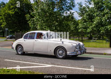 1960 60s berline à essence Jaguar MK II 3442cc blanche des années 60 ; voitures présentées pendant l'année 58th de l'assemblée de tourisme Manchester à Blackpool pour les voitures de vétérans, anciennes, classiques et chéritées. Banque D'Images