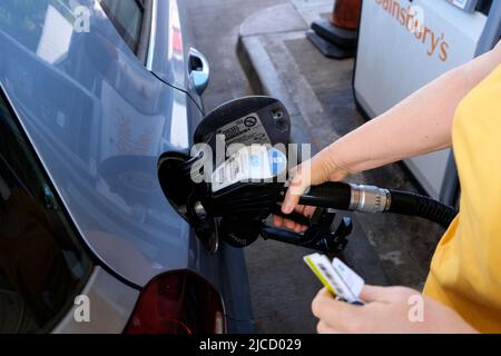 femme mettant de l'essence dans sa voiture à la station-service de sainsburys, herne bay, est de kent, royaume-uni juin 2022 Banque D'Images